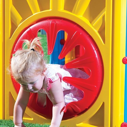Starplay Activity Cube - little girl gettin out of the cube
