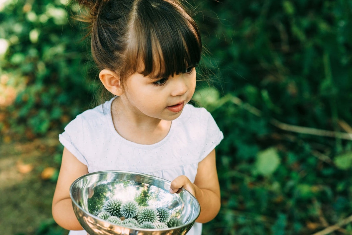Plum® Discovery Mud Pie - Cocina para niños al aire libre, juguete de cocina con accesorios, juego de madera para niños, con maceta de jardinería integrada y caballete de pintura para